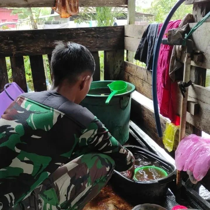 Anggota Satgas TMMD Ke-120 Kodim 1015/Sampit Membantu Masak di Dapur Warga