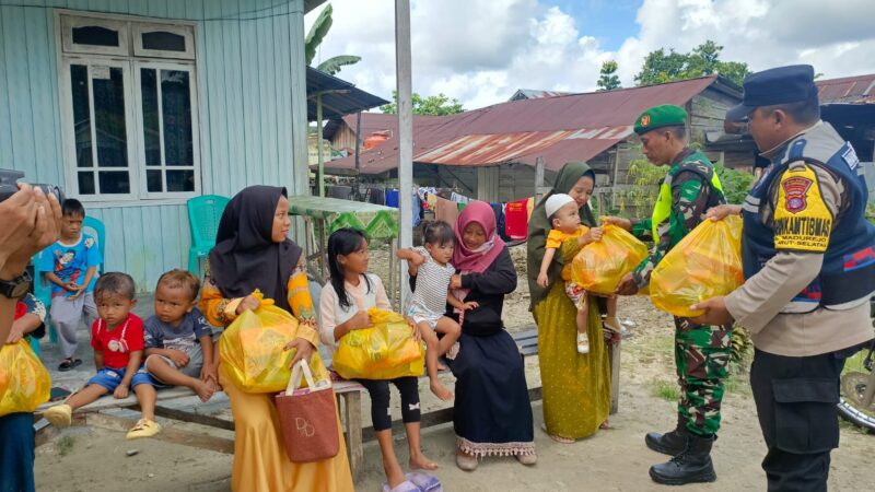 Cooling System, Polres Kobar Bagikan Bansos Untuk Warga Kurang Mampu