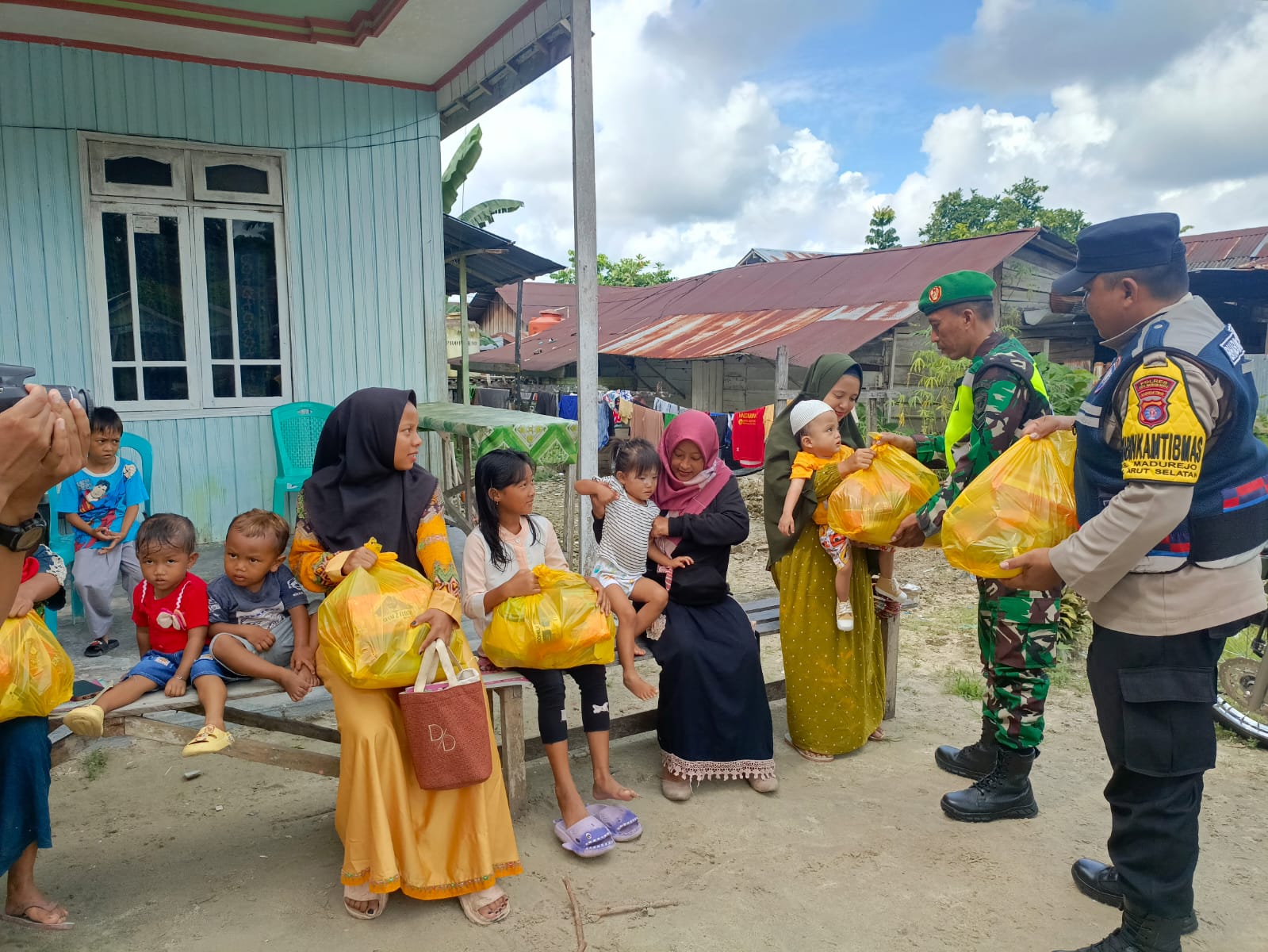 Cooling System, Polres Kobar Bagikan Bansos Untuk Warga Kurang Mampu