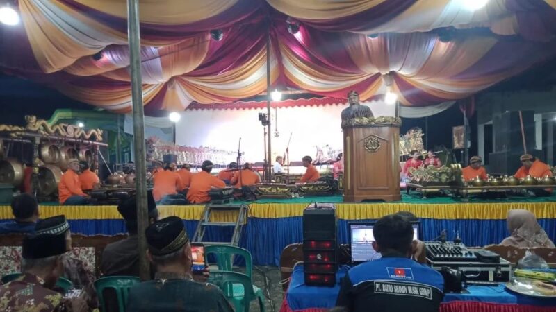 Dalam Rangka Memperingati Hari Ulang Tahun Desa Tulung Singkip yang ke-57 Pemdes Tulung Singkip LAMPURA Gelar Acara Pemotongan Nasi Tumpeng Dan Wayang Kulit.