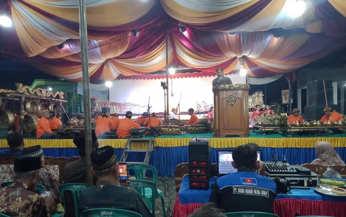 Dalam Rangka Memperingati Hari Ulang Tahun Desa Tulung Singkip yang ke-57 Pemdes Tulung Singkip LAMPURA Gelar Acara Pemotongan Nasi Tumpeng Dan Wayang Kulit.