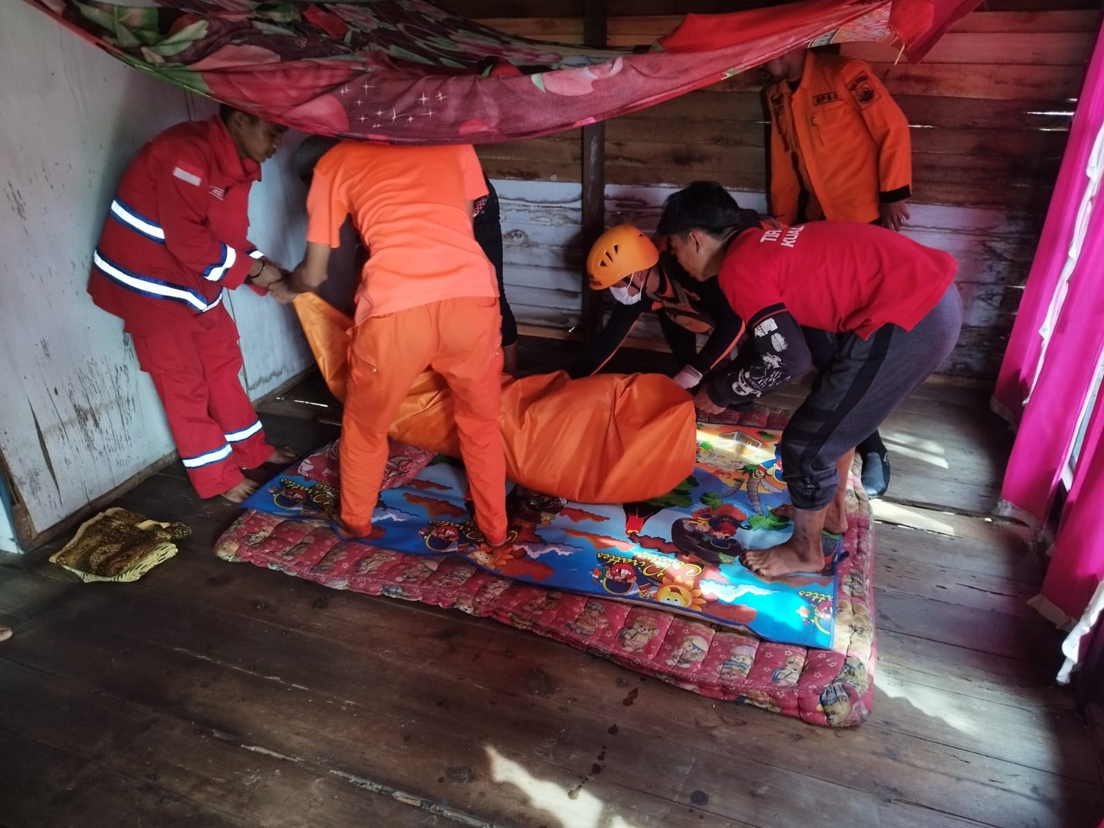 WANITA TERCEBUR DI SUNGAI KAPUAS DITEMUKAN TIM SAR GABUNGAN