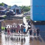 Keseruan Anak-anak Mandi di Sungai Mentaya