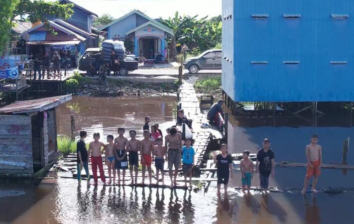 Keseruan Anak-anak Mandi di Sungai Mentaya