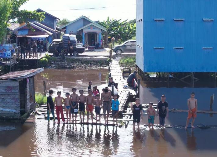 Keseruan Anak-anak Mandi di Sungai Mentaya