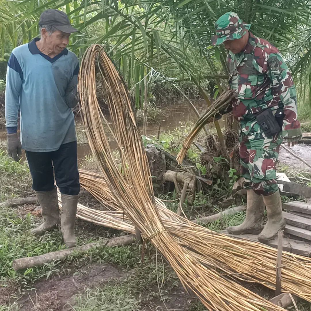 Satgas TMMD ke 120 Membatu Memikul Rotan