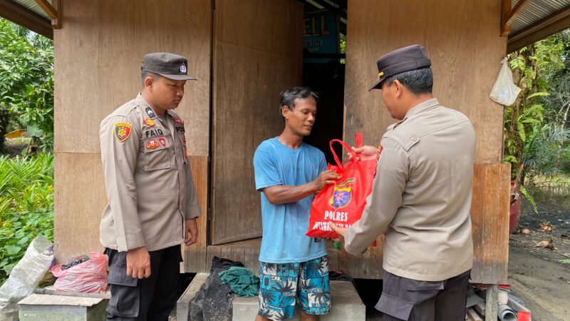 Personel Polres Kobar Berikan Bansos Untuk Warga Kurang Mampu