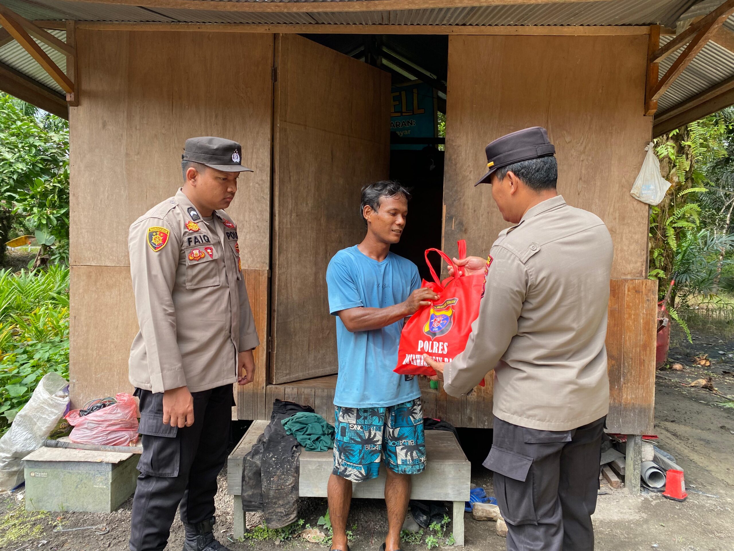 Personel Polres Kobar Berikan Bansos Untuk Warga Kurang Mampu