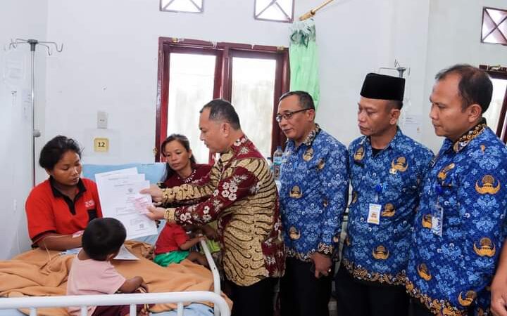 Atensi Pemkab Dairi Pada Kasus KDRT Terus Mengalir, Pj Bupati Kunjungi Korban di RSUD dan Serahkan Adminduk