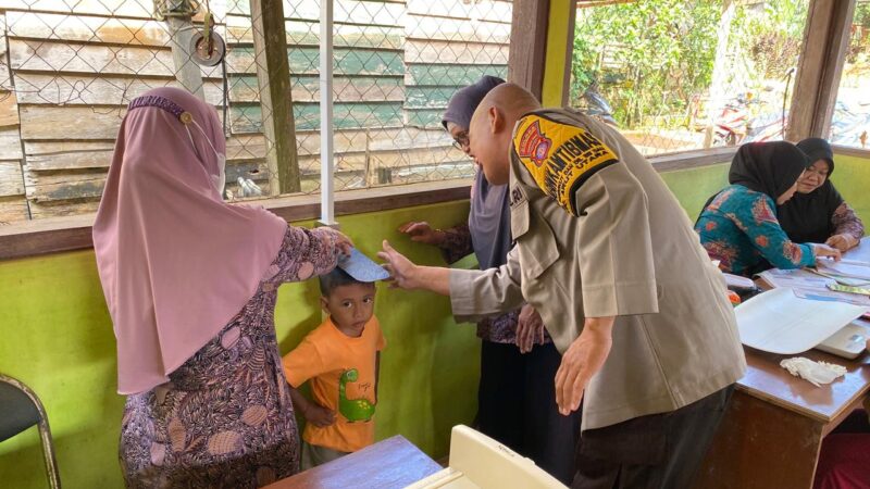 Antisipasi Stunting, Bhabinkamtibmas Bripka Hamidan Laksanakan Kegiatan Bersama Tenaga Kesehatan