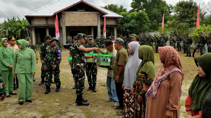 Usai penutupan TMMD, Kodim 1015/Sampit Gelar Baksos Bagi Sembako,Bagi Nutrisi Stanting Dan Ibu Hamil