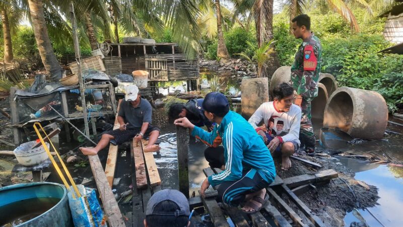 Babinsa Koramil 1015-09/Seruyan Hilir Bangun Jamban Untuk Keluarga Kurang Mampu