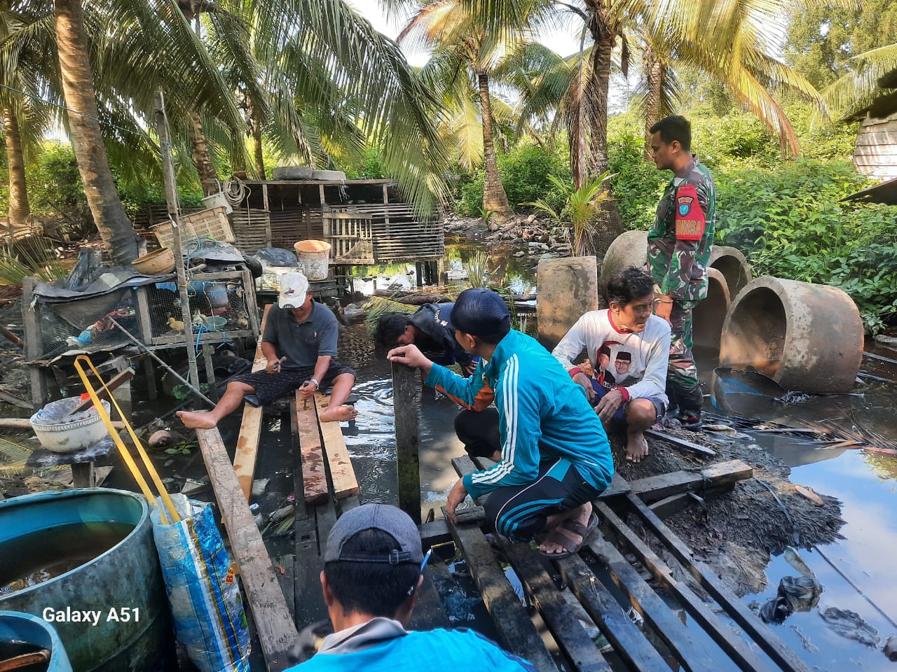 Babinsa Koramil 1015-09/Seruyan Hilir Bangun Jamban Untuk Keluarga Kurang Mampu