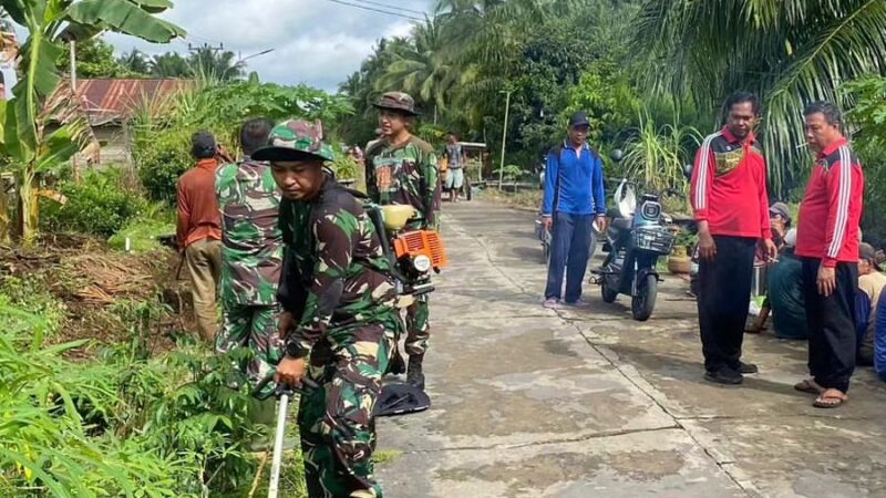 Babinsa Koramil 1015-01/Mhs Bersama Warga Bersihkan Lingkungan