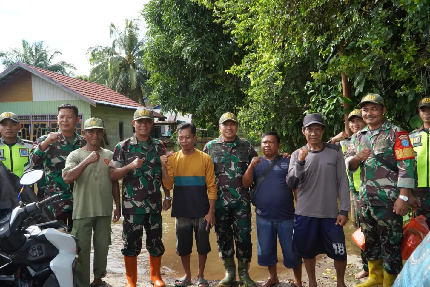 Terjun Langsung ke Lokasi Banjir, Dandim 1019/Katingan Berikan Bantuan Sembako