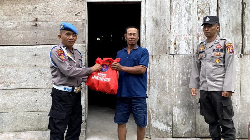 Polres Kobar Bagikan 25 Paket Sembako Kepada Masyarakat