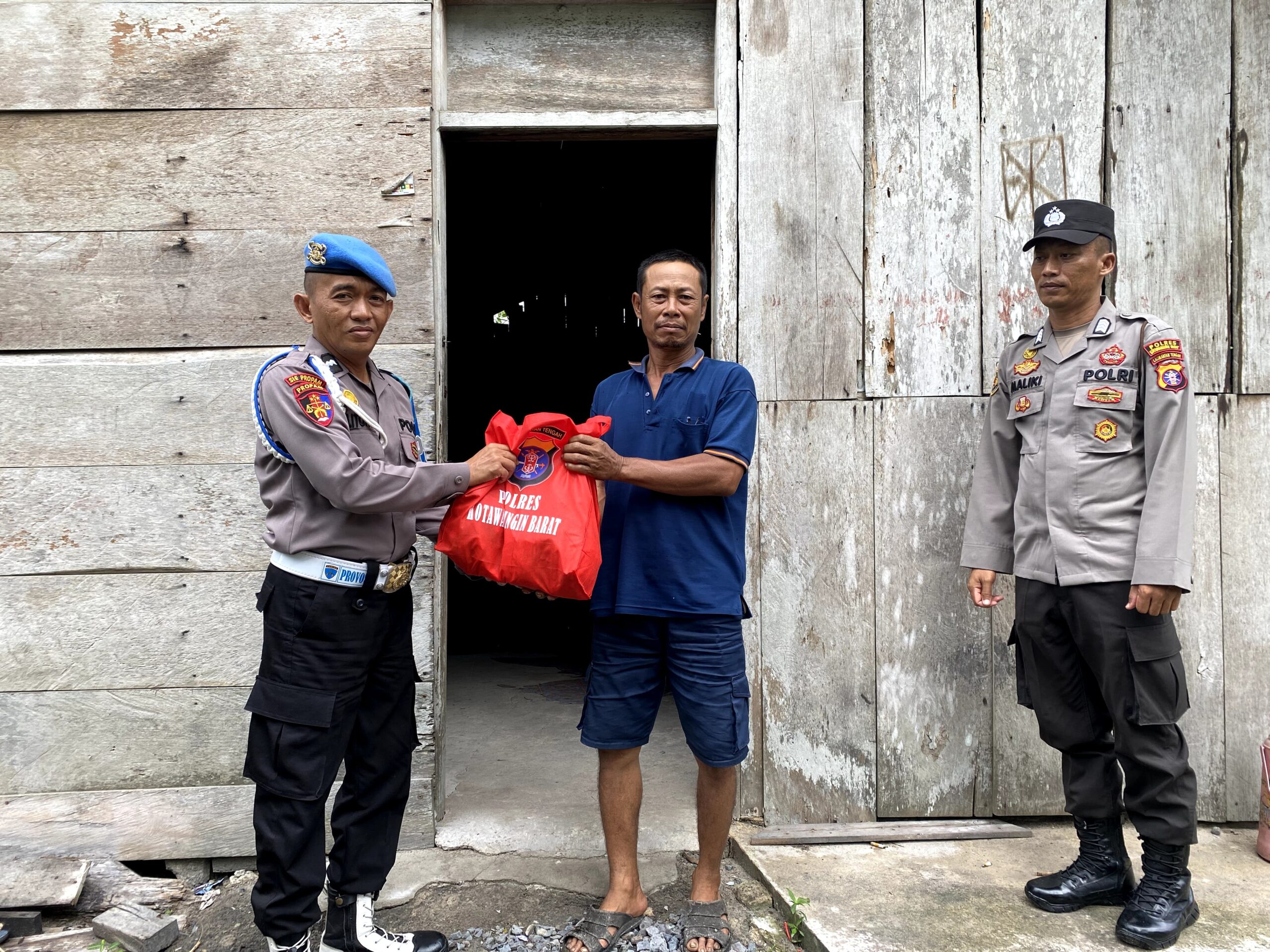 Polres Kobar Bagikan 25 Paket Sembako Kepada Masyarakat