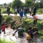 Jum’at Bersih, Babinsa Koramil 1015-04/Baamang Bersama Warga dan Santri Pondok Pesantren Laksanakan Pembersihan Lingkungan Dan Sungai