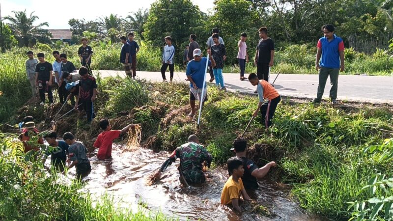 Jum’at Bersih, Babinsa Koramil 1015-04/Baamang Bersama Warga dan Santri Pondok Pesantren Laksanakan Pembersihan Lingkungan Dan Sungai