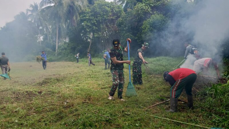 Lestarikan Budaya Gotong Royong,Koramil 1015-01/MHS Bersama Warga Kerja Bakti Bersihkan Lapangan Bola