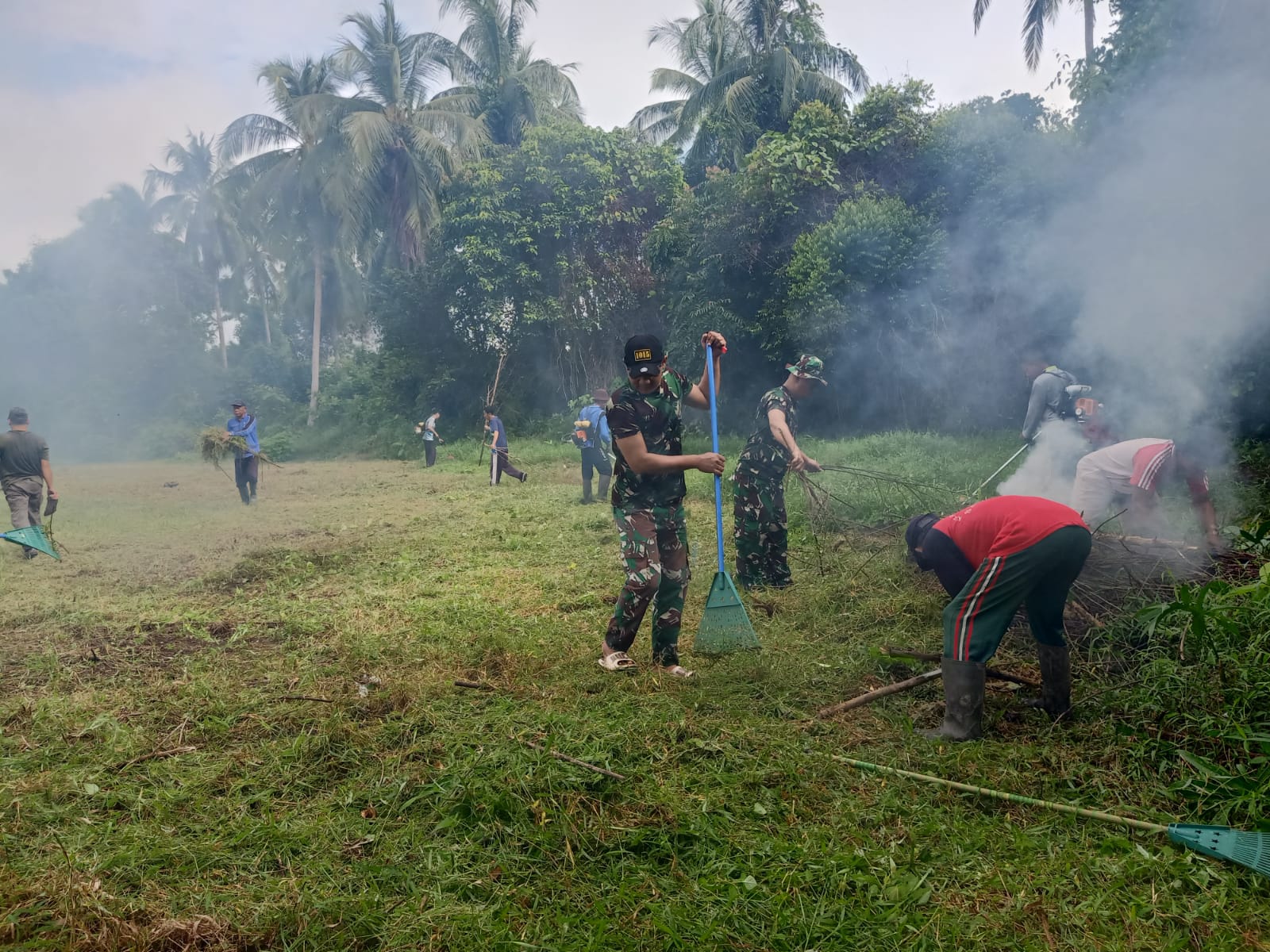 Lestarikan Budaya Gotong Royong,Koramil 1015-01/MHS Bersama Warga Kerja Bakti Bersihkan Lapangan Bola