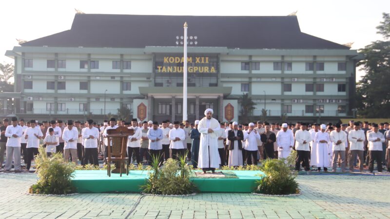 Peringati Hari Raya Idul Adha 1445 H/2024 M, Pangdam XII/Tpr Serahkan Puluhan Hewan Qurban