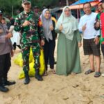 Anggota Koramil 1015-01/Mentaya Hilir Selatan Pantau Obyek Wisata Pantai Ujung Pandaran