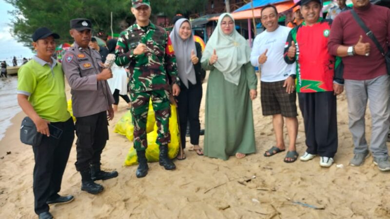 Anggota Koramil 1015-01/Mentaya Hilir Selatan Pantau Obyek Wisata Pantai Ujung Pandaran