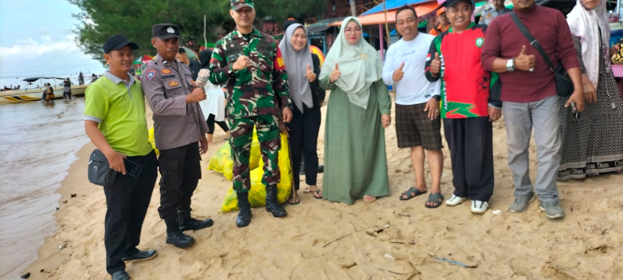 Anggota Koramil 1015-01/Mentaya Hilir Selatan Pantau Obyek Wisata Pantai Ujung Pandaran