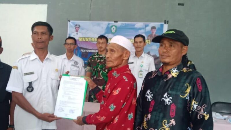 Babinsa Koramil 1015-01/MH Hadiri Musdes Pengesahan RKP Desa Ta 2025