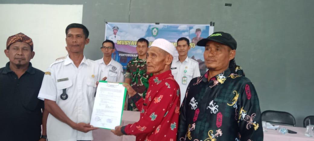 Babinsa Koramil 1015-01/MH Hadiri Musdes Pengesahan RKP Desa Ta 2025