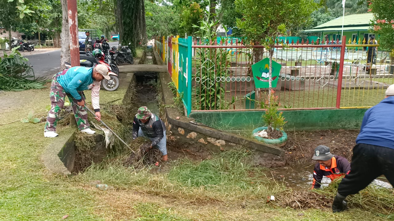 Kodim 1015/Sampit Laksanakan Jum’at Bersih Membersihkan TK Kartika