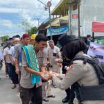 Jumat Berkah, Polwan Polres Kobar Bagikan 100 Nasi Bungkus