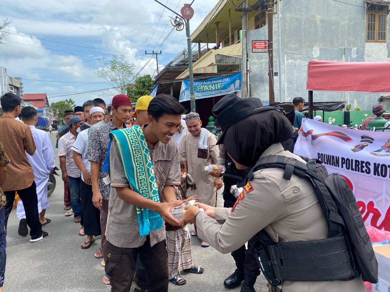 Jumat Berkah, Polwan Polres Kobar Bagikan 100 Nasi Bungkus