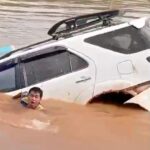 Mobil Toyota Fortuner Warna Putih Tercebur di DAS Katingan