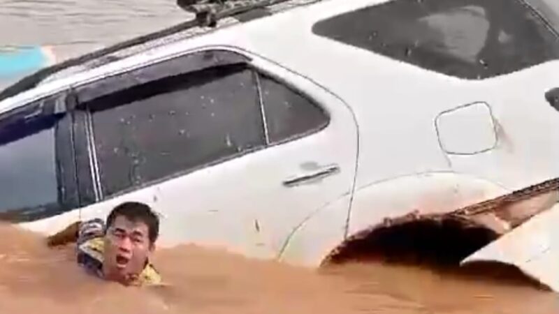 Mobil Toyota Fortuner Warna Putih Tercebur di DAS Katingan