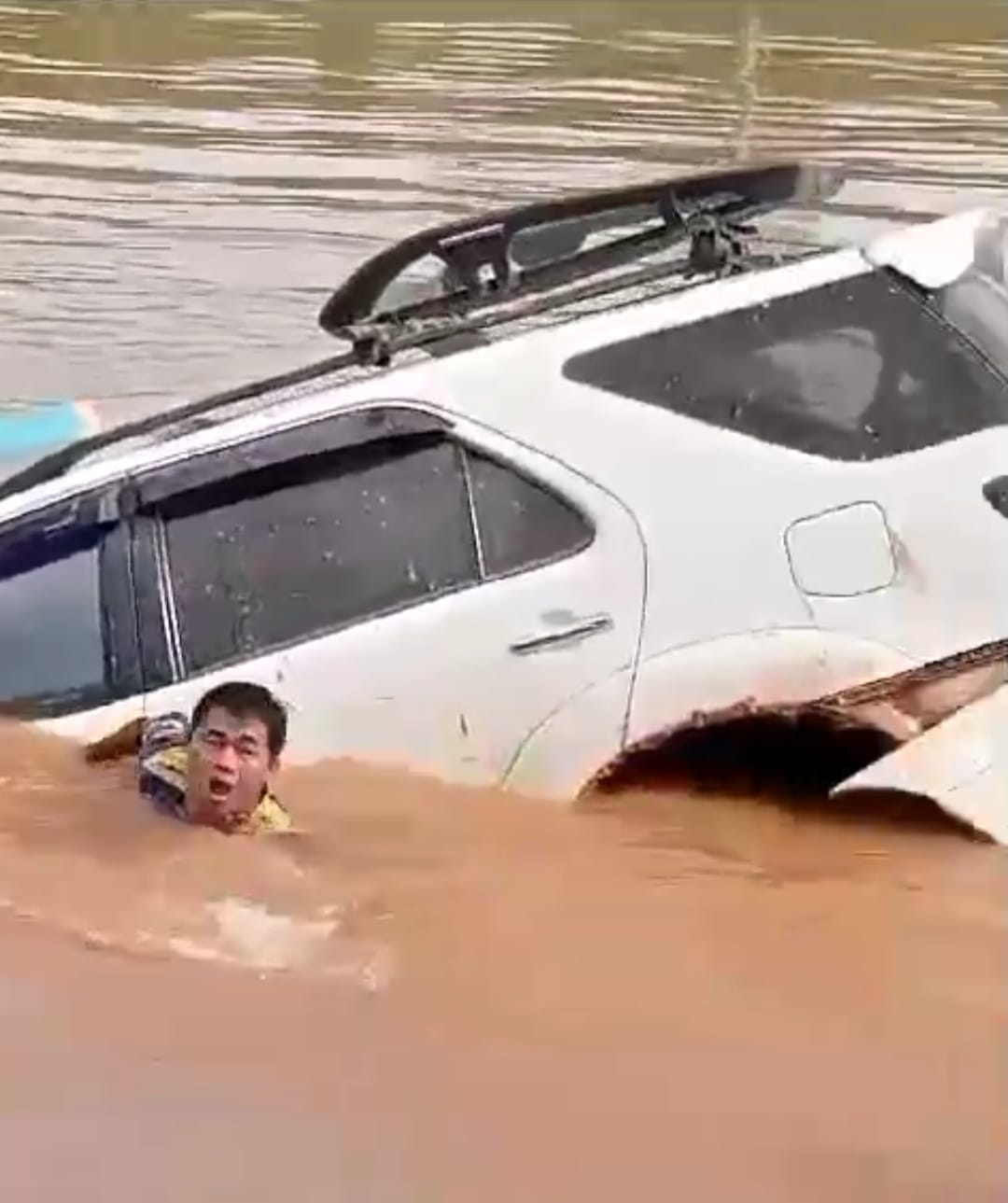 Mobil Toyota Fortuner Warna Putih Tercebur di DAS Katingan