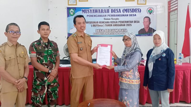 Babinsa Koramil 1015-01/Mhs Hadiri Musdes Penyusunan RKPDES Desa Sei Ijum Raya