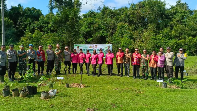 Sambut HUT Bhayangkara ke 78 Babinsa Koramil 105-06/Cempaga Hadiri Kegiatan Penanaman Pohon