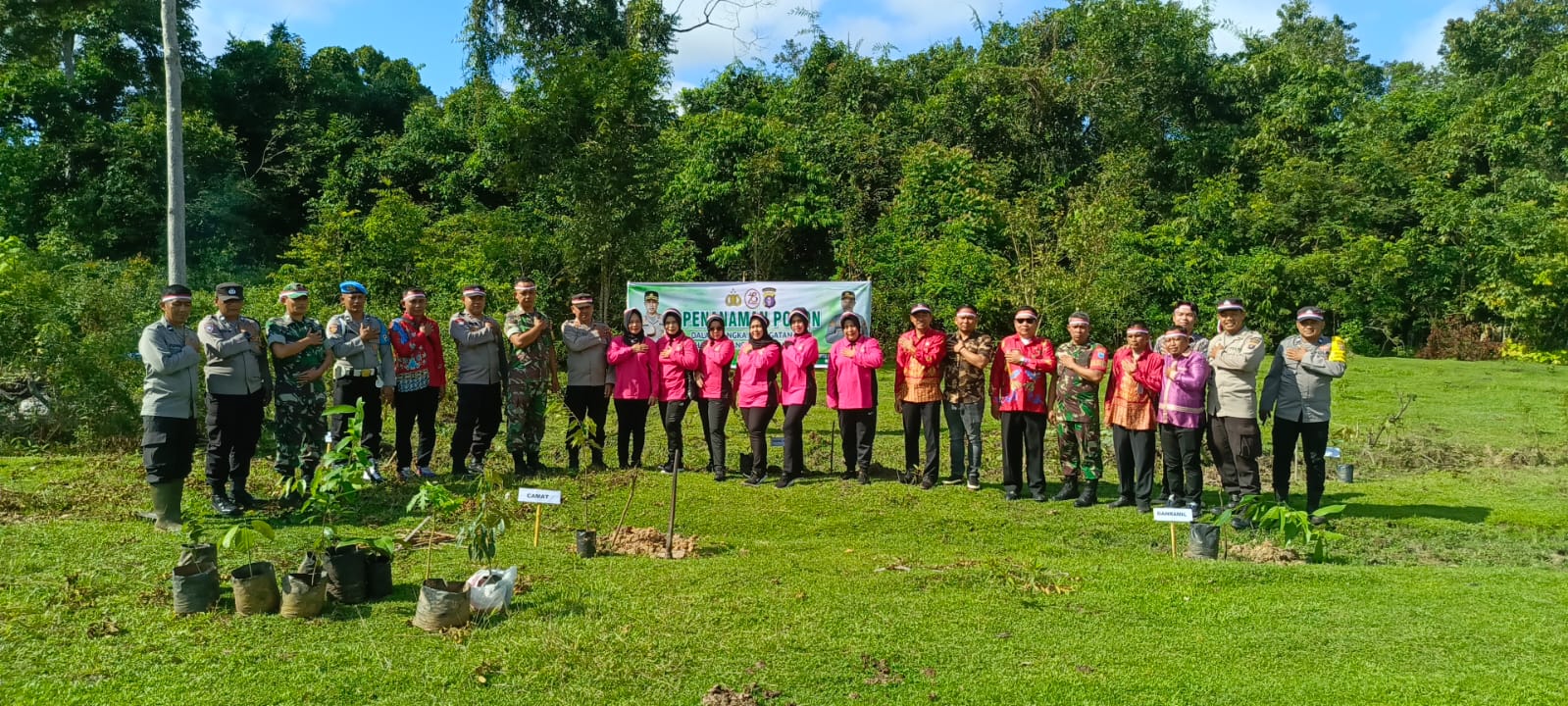 Sambut HUT Bhayangkara ke 78 Babinsa Koramil 105-06/Cempaga Hadiri Kegiatan Penanaman Pohon