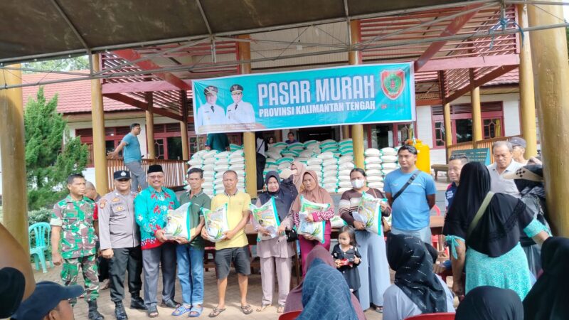 Babinsa Koramil 1015-07/Parenggean Dampingi Kegiatan Pasar Murah