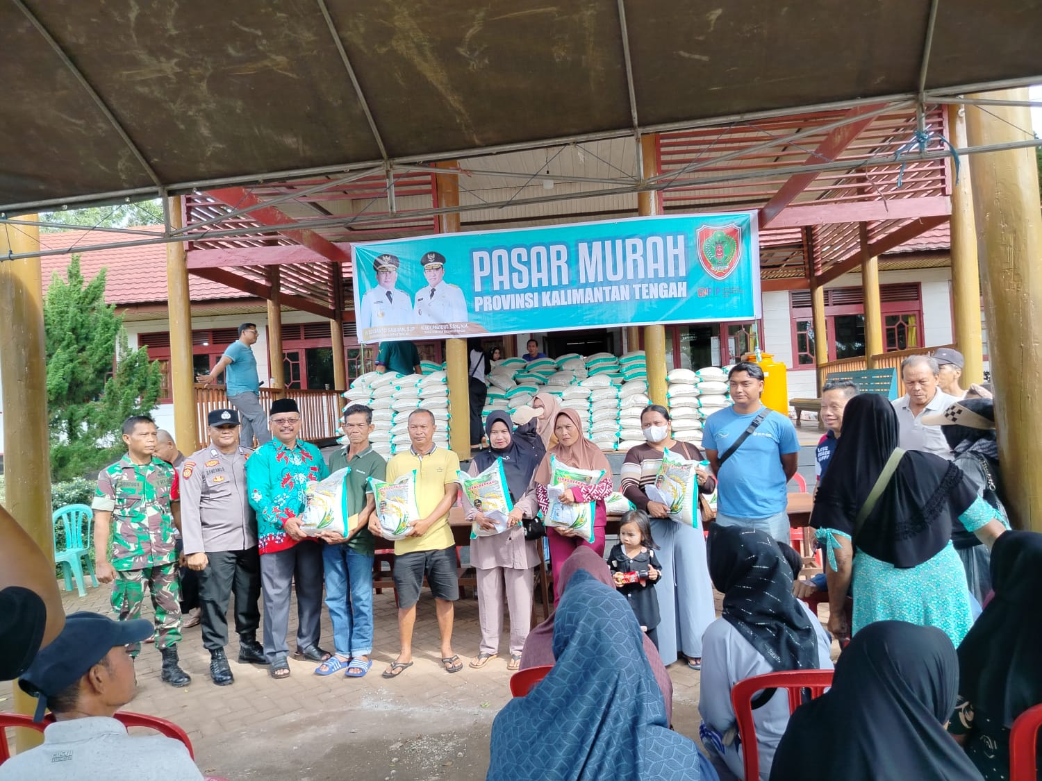 Babinsa Koramil 1015-07/Parenggean Dampingi Kegiatan Pasar Murah