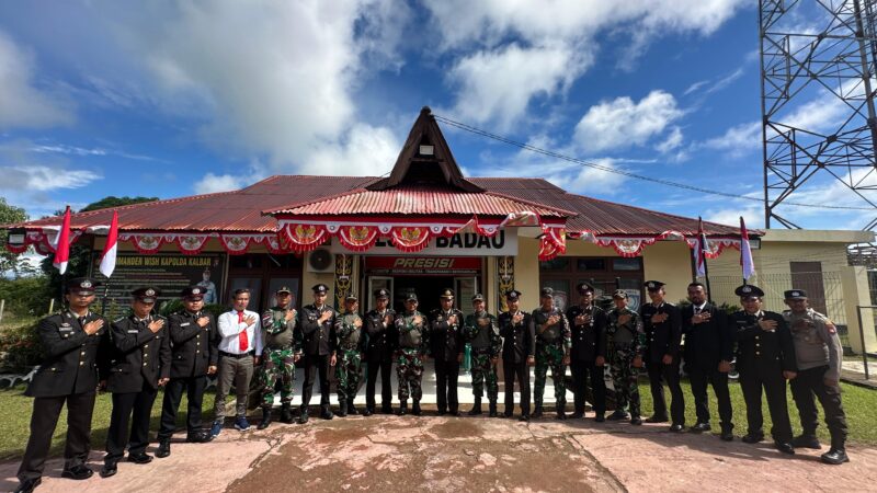 Satgas Pamtas RI-Malaysia Yonzipur 5/ABW Berikan Surprise HUT Bhayangkara Ke-78 di Polsek Badau