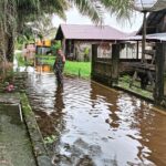 Babinsa Koramil 1015-04/Baamang Pantau Banjir Di Wilayah