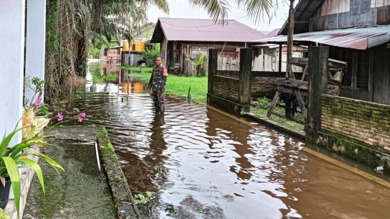 Babinsa Koramil 1015-04/Baamang Pantau Banjir Di Wilayah