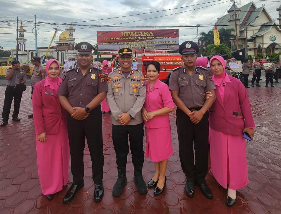 Dua Personil Polsek Kumai Naik Pangkat