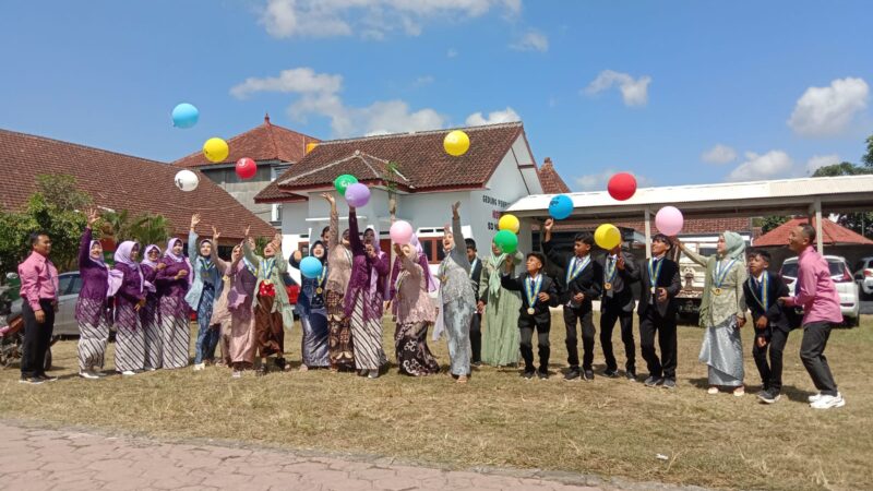 Lepas Balon Warnai Purnawiyata SD Negeri Soko Tulungagung, Kepala Sekolah:Gapailah Cita – Cita Setinggi Langit