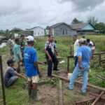 Babinsa Koramil 1015-04/Baamang Kerja Bakti Bersama Warga Buat Pos Kamling