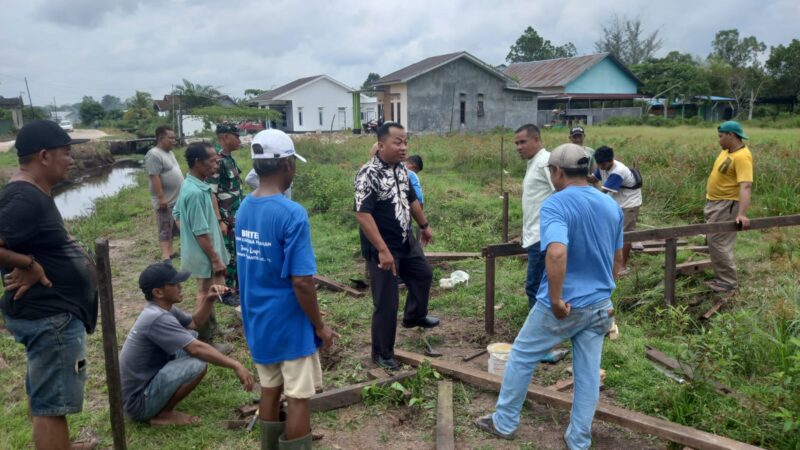 Babinsa Koramil 1015-04/Baamang Kerja Bakti Bersama Warga Buat Pos Kamling