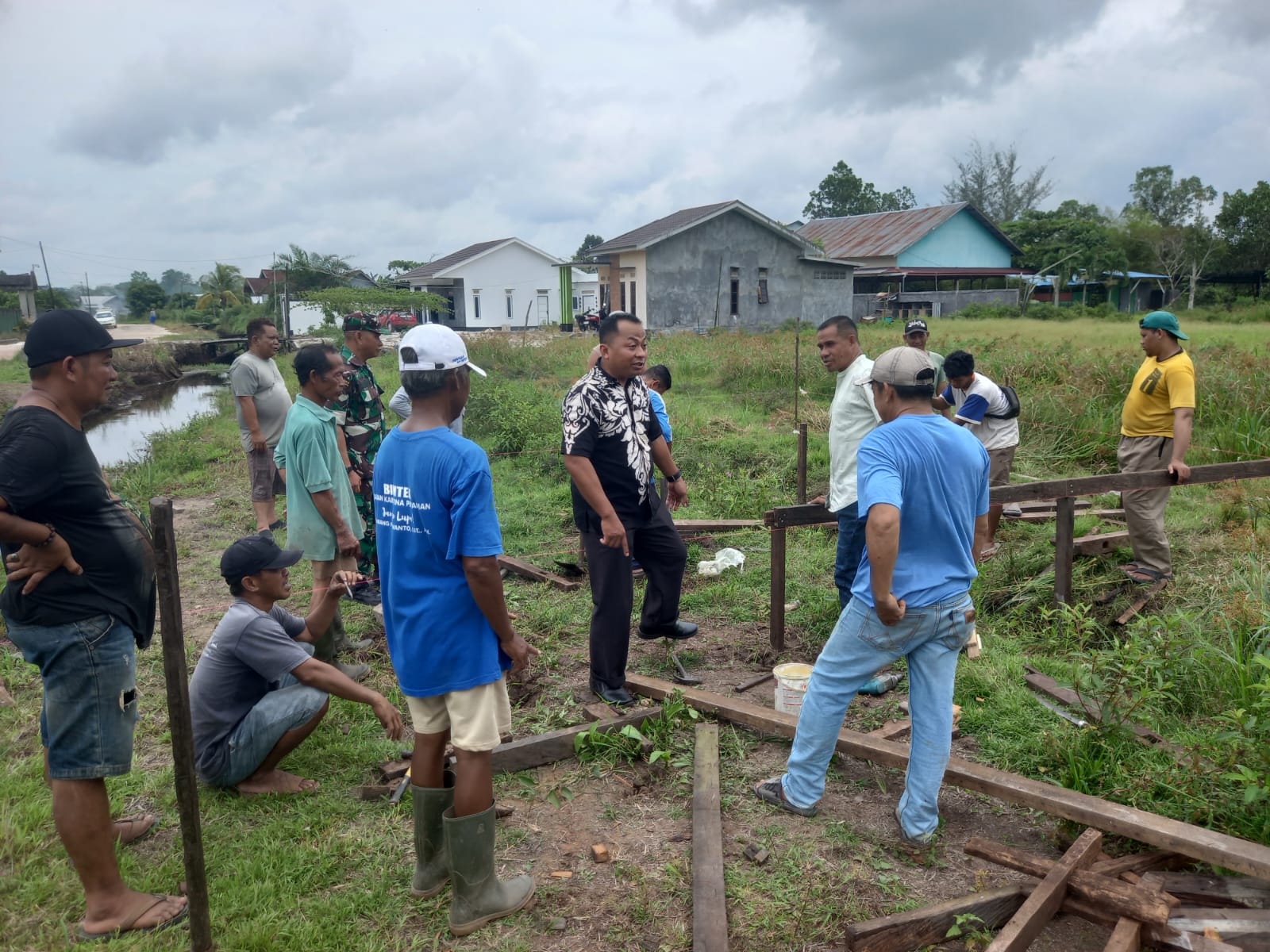 Babinsa Koramil 1015-04/Baamang Kerja Bakti Bersama Warga Buat Pos Kamling